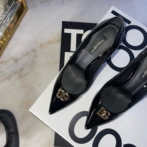 New Dolce & Gabbana DG Plaque Pointed Toe Pump in Black Patent Leather
